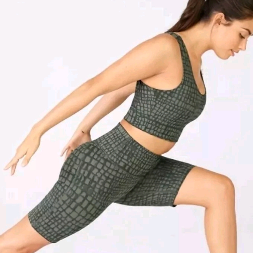 Powerhold Fabletics Set Fits 2X Green Crocodile Sports Bra and Shorts Workout
